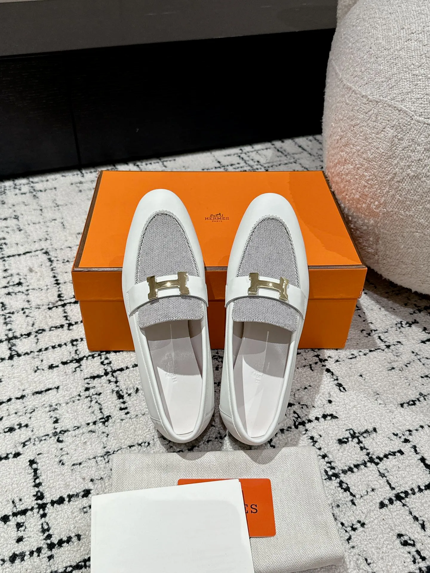 👟👟Ex-factory price 720👟👟 (top version) Hermes/25ss classic model is undoubtedly the leader in luxury goods. Every single product is very popular‼ ️Although the styles are few, they are more refined and more classic. They never go out of style. They are a brand that maintains and appreciates value. It is rare to have such a reputation in consumer goods sincerely! This pair of shoes is a classic style of this brand. It is decorated with metal buckles exclusive to Hermès. It is a classic that has become more and more beautiful over the course of history. We will bring out some goods from the channel in small quantities! The leather feels very, very soft and feels like baby skin! Feel the luxury! Supplies are huge! ✔️Material: imported sheepskin upper ✔️Inner lining/foot pads: imported sheepskin ✔️Outsole: genuine leather ➕tpu bottom ⚠️ ✔️Size: 35/36/37/38/39 (40/41/42 can be ordered)